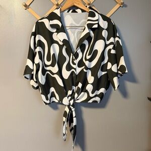 Cider | Geometric Swirl Collar Short Sleeve Blouse